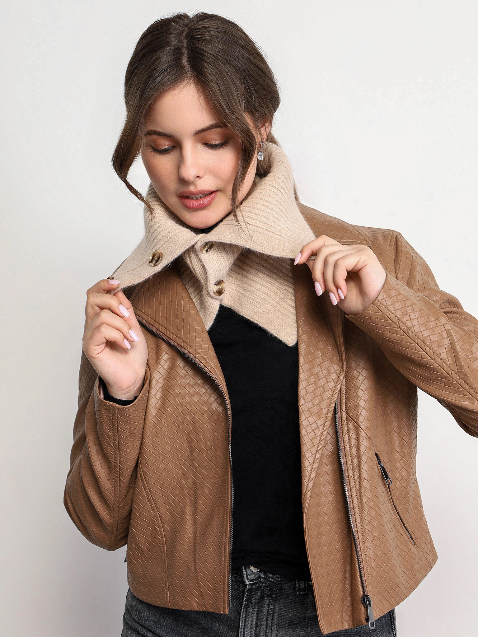 Шарф-манишка с шерстью енота на пуговицах  